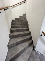  Ukazka-realizace-schody-s-vinylovou-podlahou-BUKOMA-STONE-CLICK-Beton-Kamen-Sedy